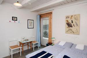 Rúm í herbergi á Tungulending Guesthouse