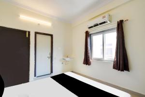 Postel nebo postele na pokoji v ubytování Hotel O Shiridi serinity residency