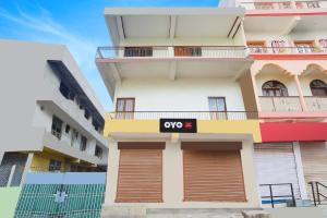 DānāpurSPOT ON Jaishakti Guest House的公寓大楼上设有qo标志