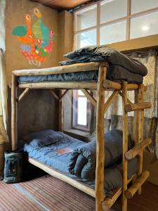 Narivoodi või narivoodid majutusasutuse MountRush Adventures Manali toas