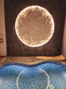 un gran orbe redondo cuelga sobre una piscina en Mizu Haven KBP- Japandi Villa Style, en Bandung 11 fotos más
