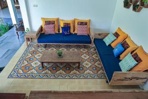 una sala de estar con un sofá y una mesa en Casarita Villa Jogja, en Jarakan 32 fotos más