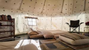 Jaadooghar x Dug Dug Camps, Bhimtal客房内的一张或多张床位