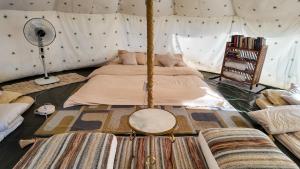 Jaadooghar x Dug Dug Camps, Bhimtal客房内的一张或多张床位