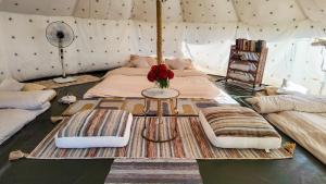 Jaadooghar x Dug Dug Camps, Bhimtal客房内的一张或多张床位