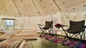 Jaadooghar x Dug Dug Camps, Bhimtal客房内的一张或多张床位