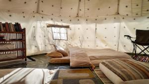 Jaadooghar x Dug Dug Camps, Bhimtal客房内的一张或多张床位