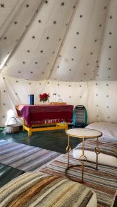 Jaadooghar x Dug Dug Camps, Bhimtal客房内的一张或多张床位