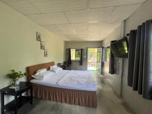 Un pat sau paturi într-o cameră la Chonnapha Homestay