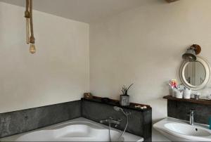 une salle de bain avec une baignoire et un lavabo dans l'établissement Dreas Vintage Room, à Krastel