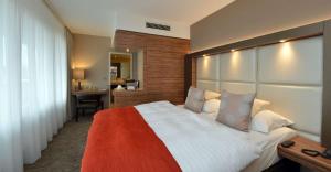 a bedroom with a large bed and a desk at Best Western Plus Delta Park Hotel in Mannheim +51 photos