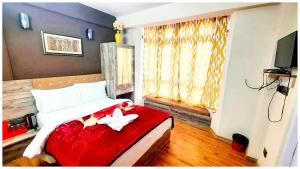 Postel nebo postele na pokoji v ubytování A PREMIUM HOTEL OLIVE BRANCH DARJEELING Near Gurudwara - Best Hotel In Darjeelig