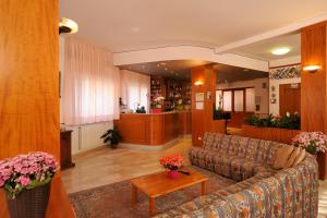 - un salon avec un canapé et une table dans l'établissement Hotel Tritone, à Laigueglia