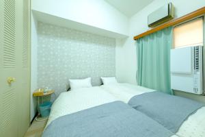 a bedroom with a bed with a blue blanket at さくらハウス - Sakura house - 広々快適 最大6名滞在可 in Tokyo