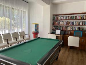 パフォスにあるSunNsea Apartmentのリビングルーム(ビリヤード台、椅子付)