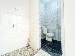 NgaglikGriya Lojajar Homestay Jogja的带马桶和淋浴的浴室 更多23张照片