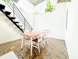NgaglikGriya Lojajar Homestay Jogja的楼梯间里的桌椅