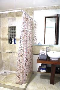 a bathroom with a shower curtain and a sink at 3 Recamaras, 4 camas, 2 baños, Estacionamiento in Mexico City +67 photos
