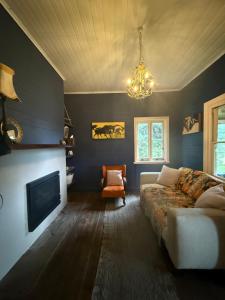 Ruang duduk di Workmans Cottage