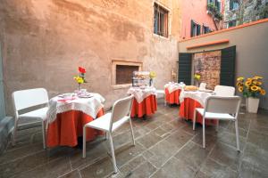 a group of tables and chairs with flowers on them at B&B Rialto Dream in Venice
