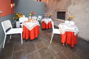 a group of tables with white chairs and flowers on them at B&B Rialto Dream in Venice