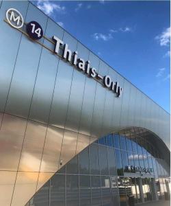 een gebouw met een uithangbord aan de zijkant bij Près de l aéroport Orly Parking gratuit in Villeneuve-le-Roi