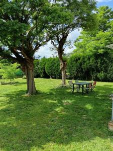 Taman di luar Le jardin caché, maison indépendante classée 3 étoiles