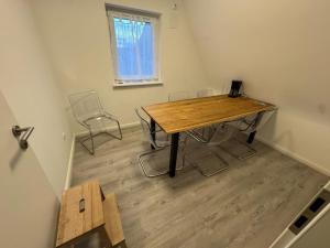 a room with a wooden table and chairs and a window at TopLageDG in Augsburg +4 photos