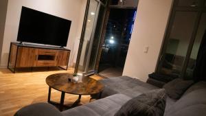 a living room with a couch and a flat screen tv at Oase im Stadtkern in Magdeburg