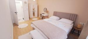 Postel nebo postele na pokoji v ubytování A&Z deluxe i studio apartment