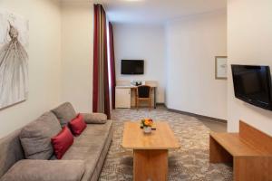 TV a/nebo společenská místnost v ubytování Best Western Hotel Dreiländerbrücke Weil am Rhein / Basel