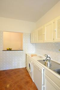 een keuken met een wasmachine en een wastafel bij Sivori Apartment in Bonassola