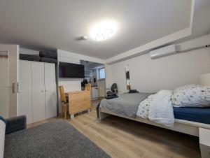 Postel nebo postele na pokoji v ubytování Apartment with AC, full kitchen, self check in, parking, 8 min to SAP campus, Wi Fi