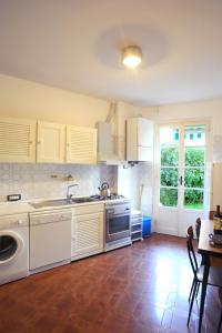 A kitchen or kitchenette at Sivori Apartment