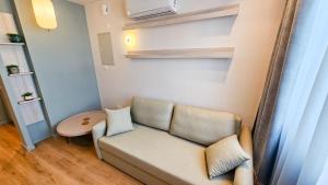 un salon avec un canapé et une table dans l'établissement The Colors of Larnaca, à Larnaka