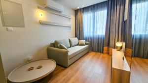 un salon avec un canapé et une table dans l'établissement The Colors of Larnaca, à Larnaka