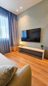 un salon avec une grande télévision à écran plat dans l'établissement The Colors of Larnaca, à Larnaka