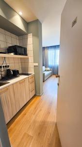 Cette chambre dispose d'une cuisine avec une kitchenette. dans l'établissement The Colors of Larnaca, à Larnaka 33 autres photos