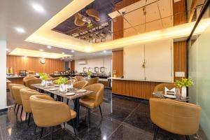 a restaurant with a long table and chairs at Saltstayz Premier - Paschim Vihar in New Delhi +46 photos