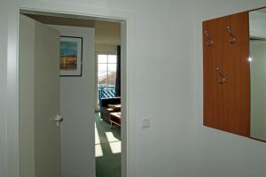 オストゼーバート・ゼリンにあるFerienwohnung "Bellevue" in Sellin auf Rügenの廊下のある部屋への開放ドア