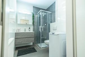 ウィーンにあるNice 1BR & 1LR Apt with Balcony, 9min to City Centerのシャワーとトイレ付きの白いバスルーム +31枚の写真
