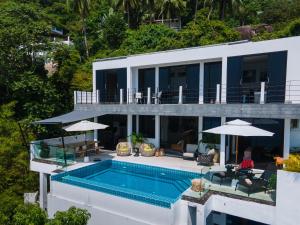 Bazén v ubytování Karma Luxury Villa nebo v jeho okolí