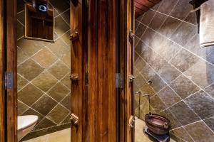 O baie la CosmicStays Parambi Cozy Farmstay & Vintage Charm +68 fotografii