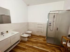 a bathroom with a toilet and a sink and a shower at Garda Havens in Castelnuovo del Garda