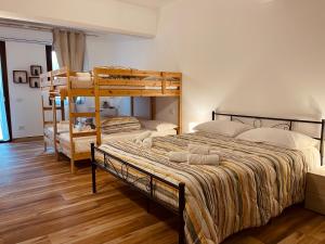 a bedroom with two bunk beds in a room at Garda Havens in Castelnuovo del Garda