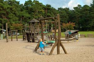Children's play area sa Dünenresidenz Glowe - Ferienhaus Maxi 200 m zum Strand