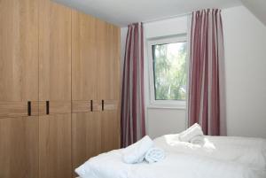 מיטה או מיטות בחדר ב-Dünenresidenz Glowe - Ferienhaus Maxi 200 m zum Strand