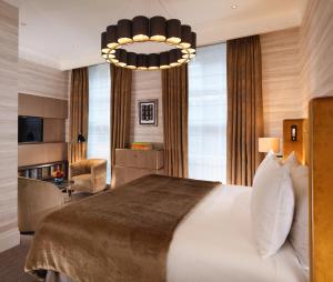 Postel nebo postele na pokoji v ubytování Flemings Mayfair - Small Luxury Hotel of the World