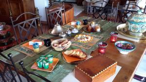 - une table en bois avec de la nourriture dans l'établissement La Chambre De Salome, à Collioure