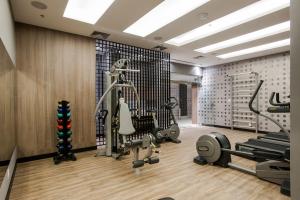 un gimnasio con cintas de correr y pesas en una habitación en Hotel Atlantico Prime en Río de Janeiro